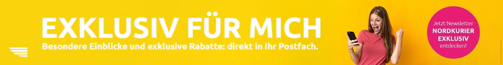 Jubelnde Frau mit Smartphone entdeckt Insider-Infos exklusive Rabatte im kostenlosen Nordkurier Exklusiv Newsletter.